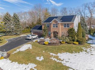 19 Hamilton Pl, Lake Grove, NY 11755