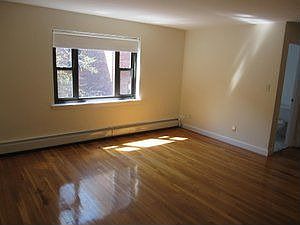 Living Room (West Facing)