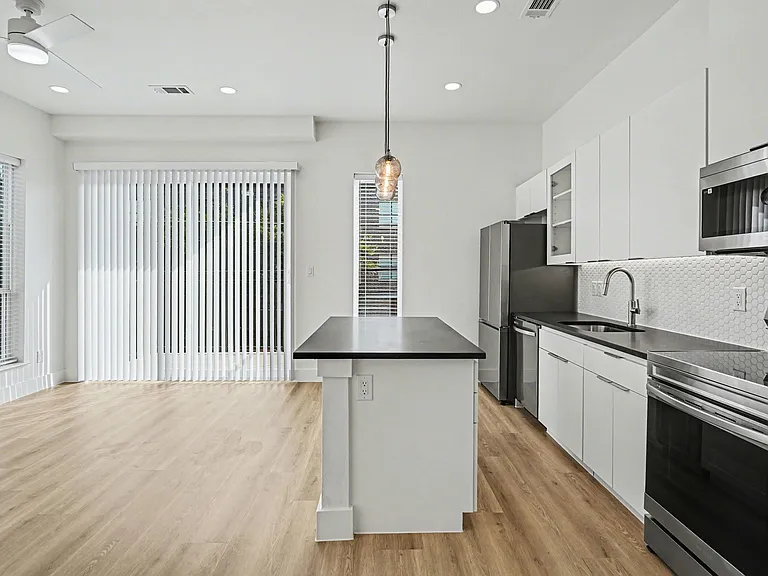 2217 N Fitzhugh Ave #203 — Photo 18