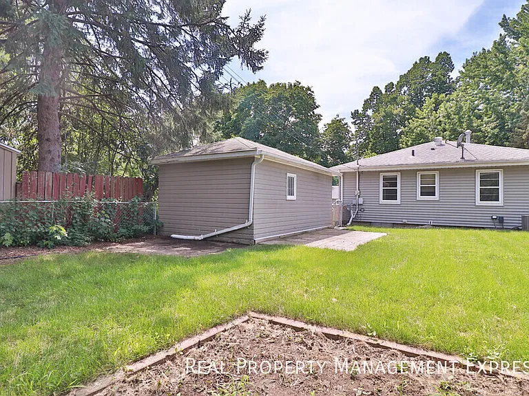 1904 S Hawthorne Ave — Photo 6
