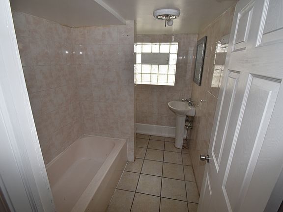 5th image of 5845 S Sacramento Ave #Basement