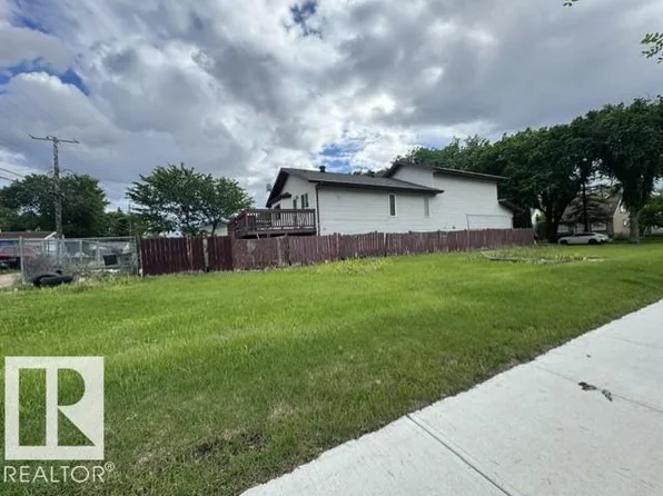 11447 90th St NW, Edmonton, AB T5B 3X8