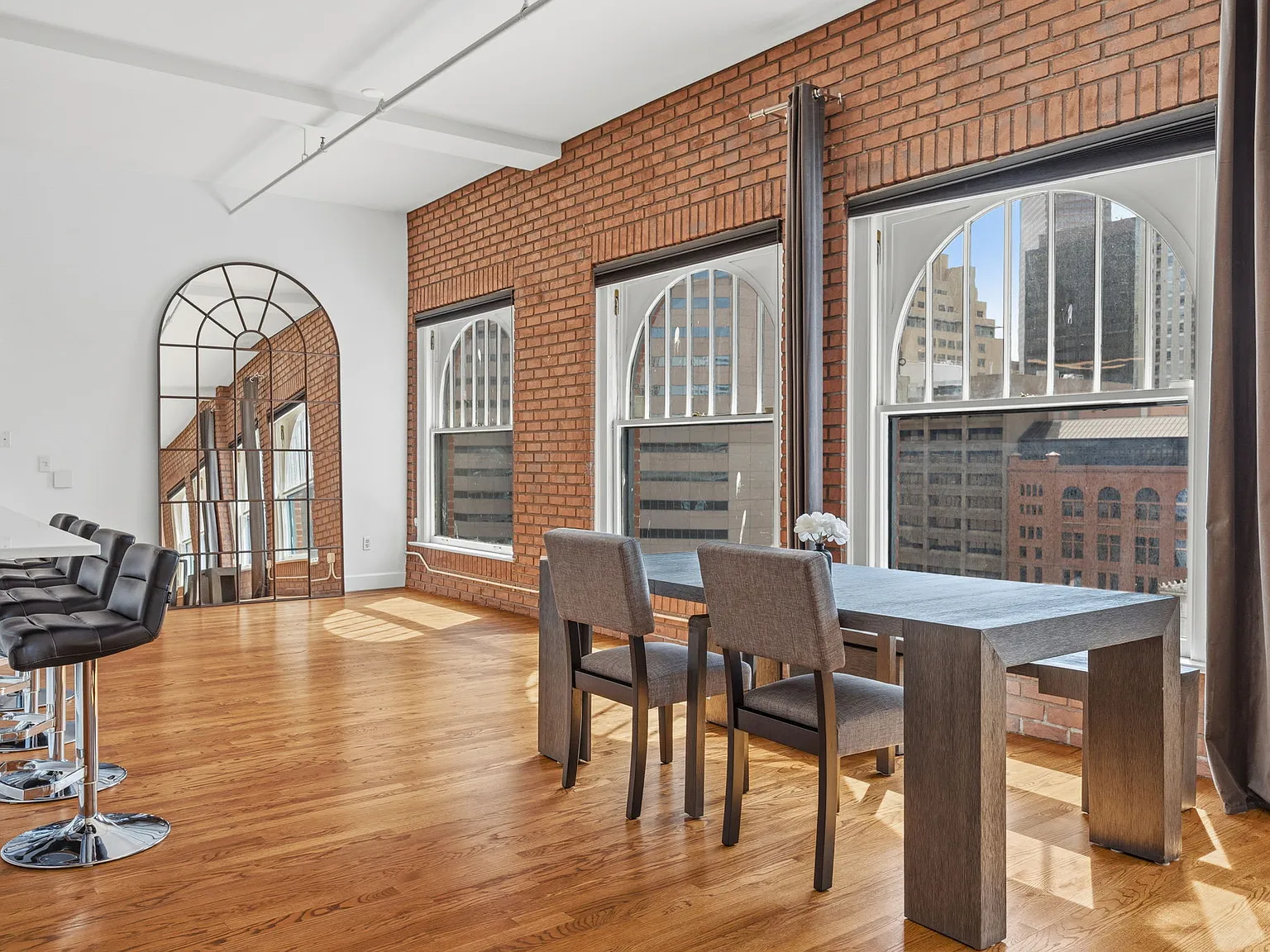 2 bed, 1695 sqft, $5,900 — Photo 4