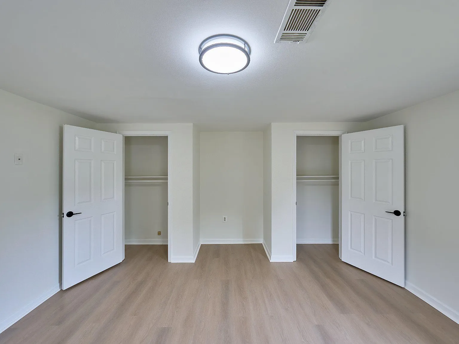 5 bed, 2070 sqft, $4,900 — Photo 2