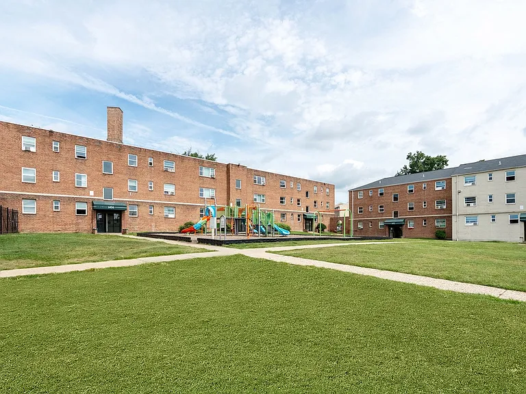 Bedford and Victoria Station Apartments — Photo 19