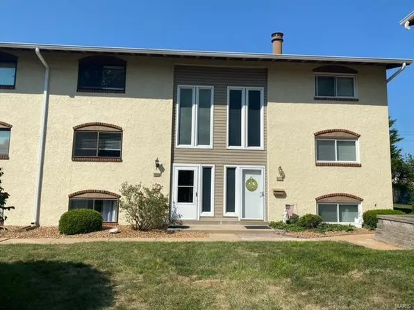 131 Carmel Woods Dr, Ballwin, MO 63021