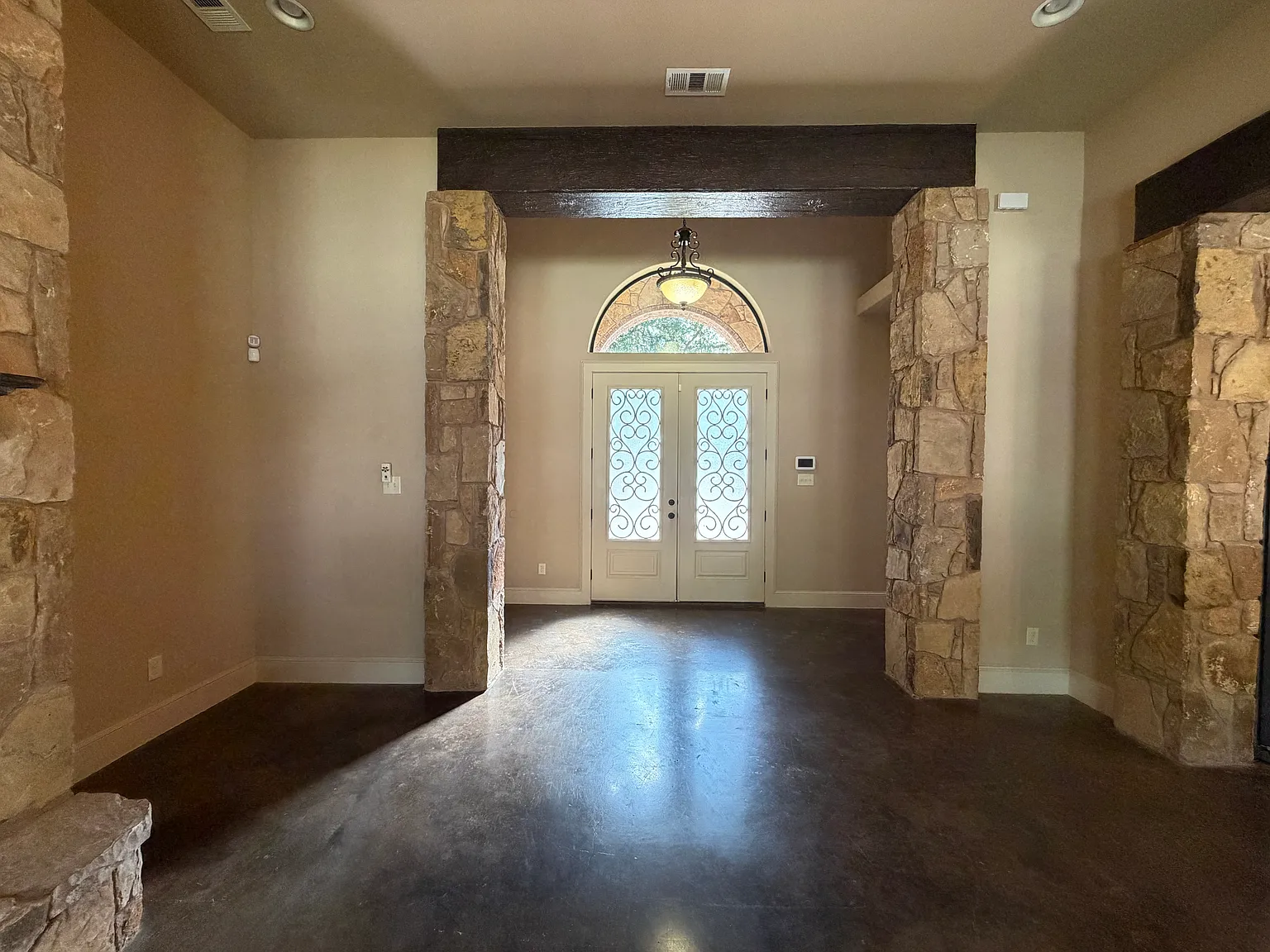 4 bed, 2627 sqft, $2,350 — Photo 4