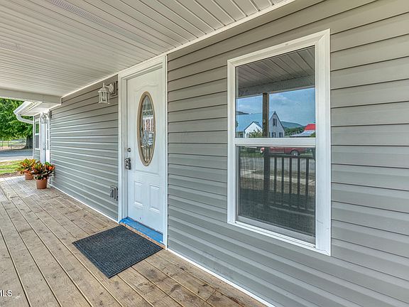4th image of 806 4th St