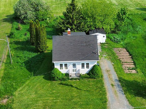 3rd image of 40 Maple St