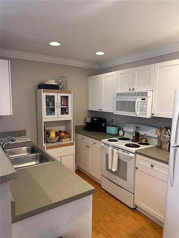 4 bed, 4.0 bath, 1882 sqft, $3,000 — Photo 2