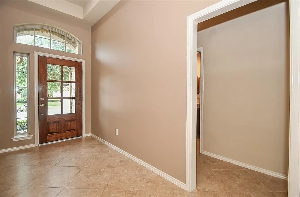 3 bed, 2.0 bath, 2126 sqft, $2,400 — Photo 3