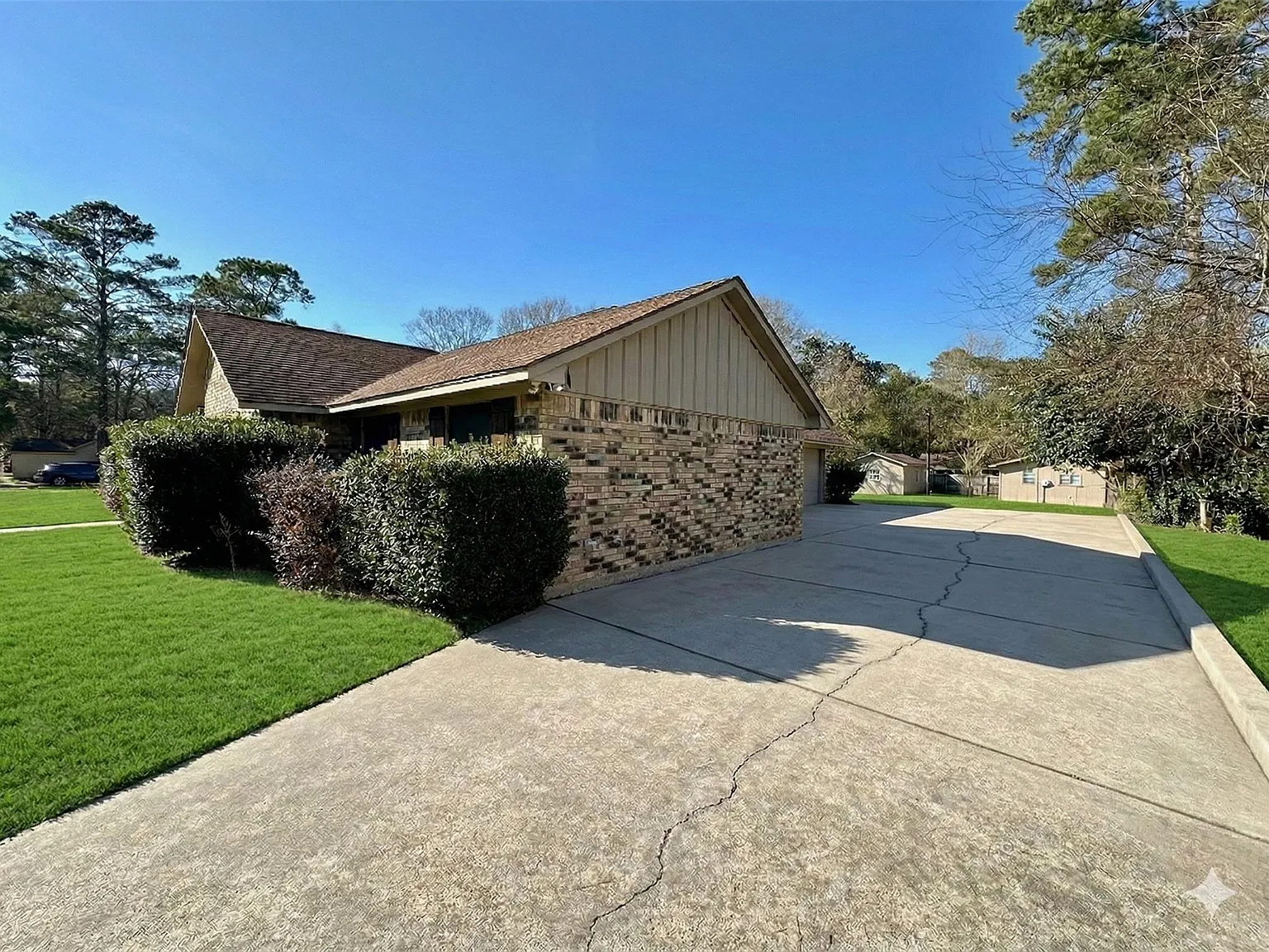 4 bed, 3.0 bath, 2222 sqft, $2,000 — Photo 2