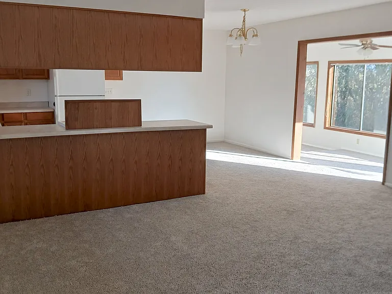 1075 S Linda Vista Dr — Photo 3