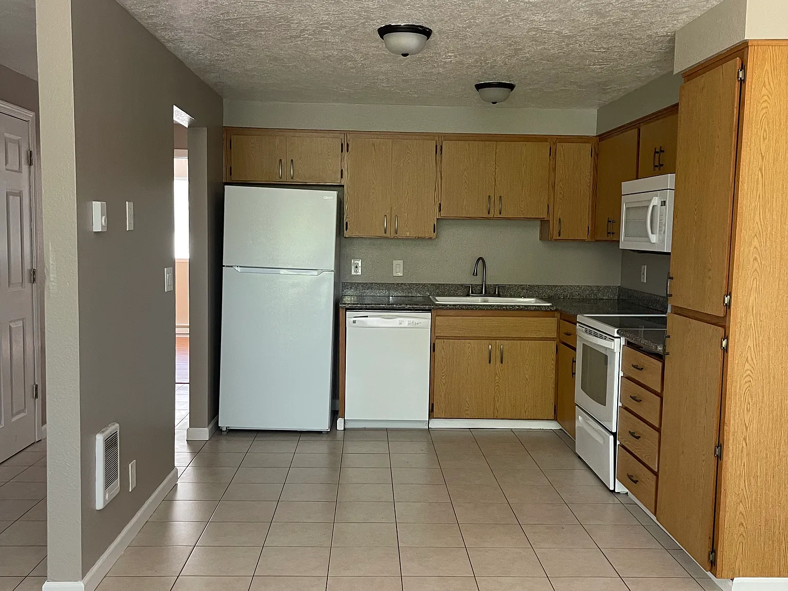 2 bed, 800 sqft, $1,150 — Photo 2