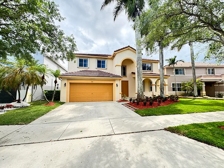 898 Tulip Cir — Photo 1