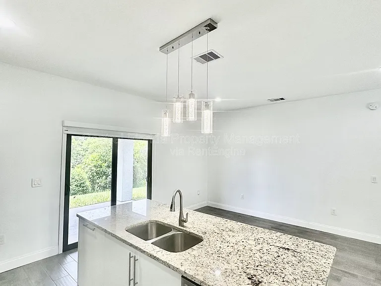 774 W 9th St — Photo 8