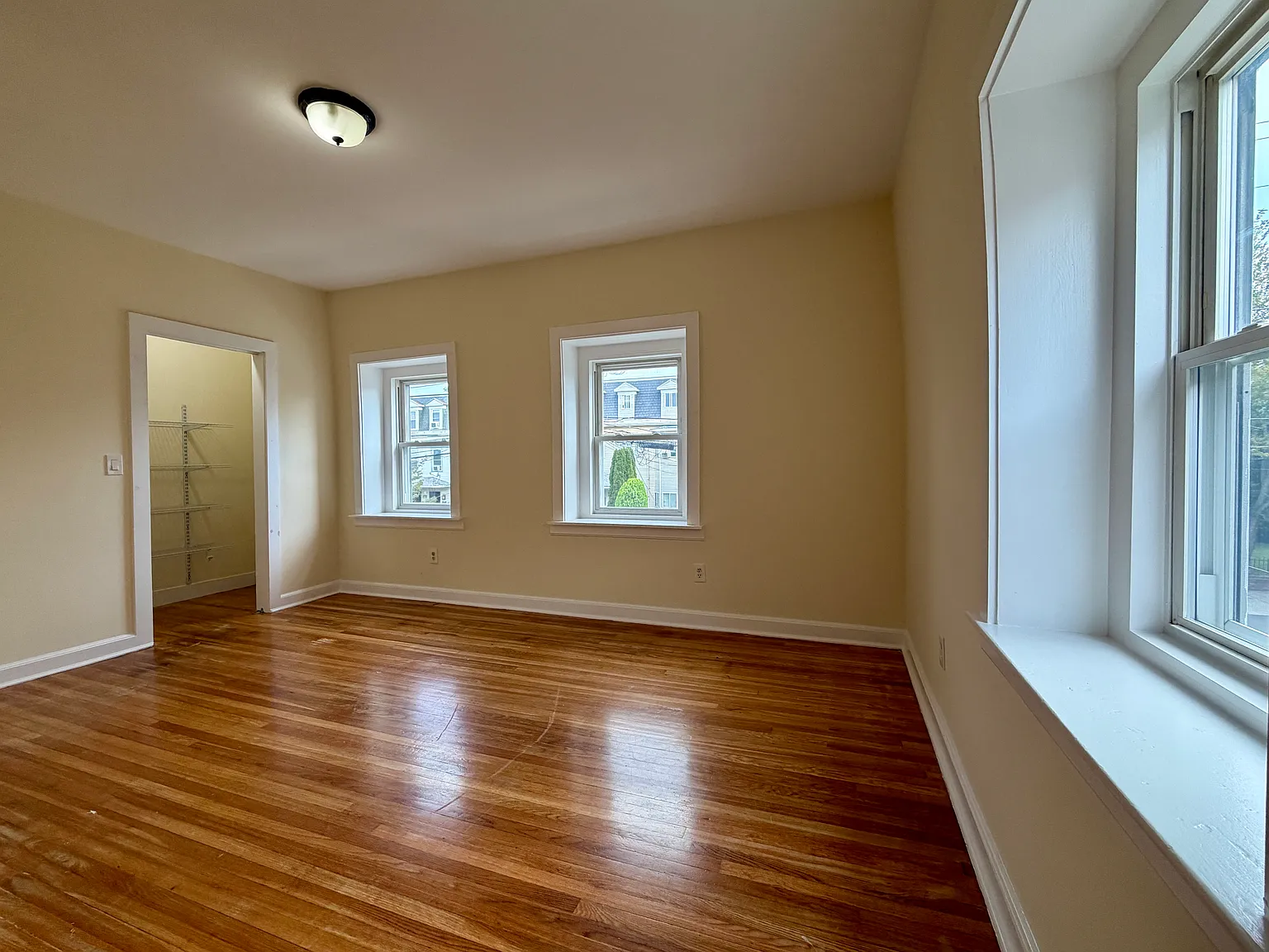3 bed, 1000 sqft, $2,800 — Photo 2