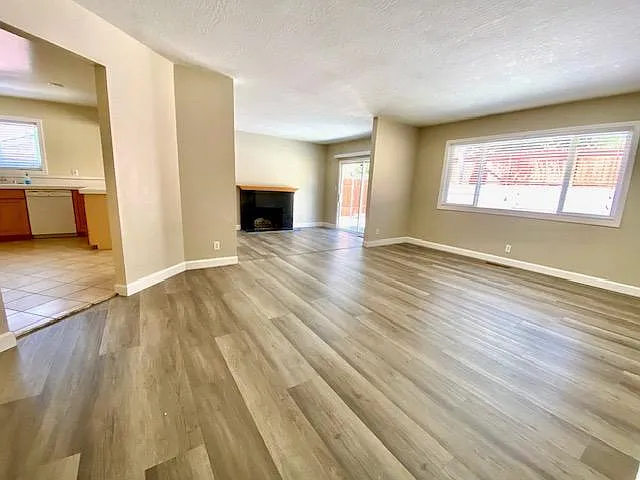 4 bed, 1396 sqft, $3,890 — Photo 3