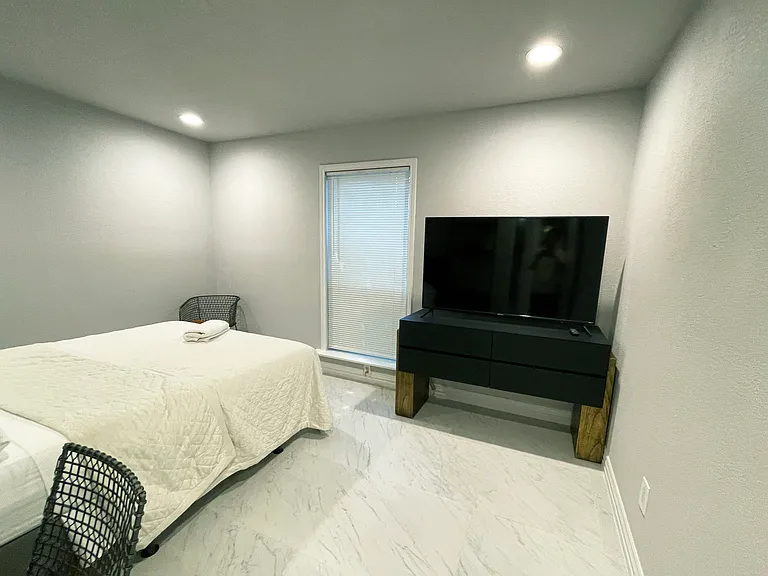 Bedroom 03 - Queen Bed size