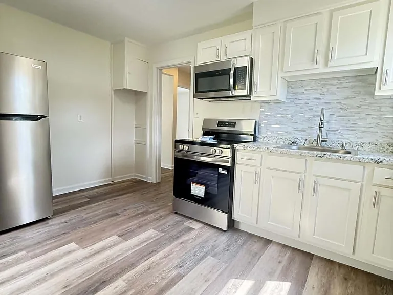1022 Stanley Ave — Photo 5