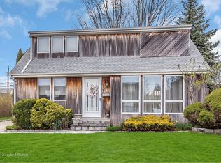 54 Briggs St, Hicksville, NY 11801