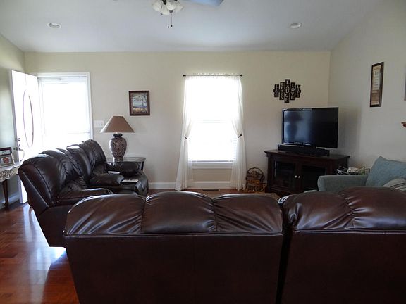 3rd image of 180 Pleasant Dr
