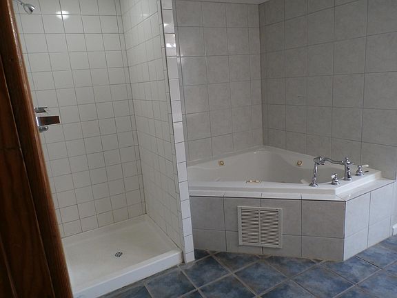 3rd image of 74 Linwood Ave