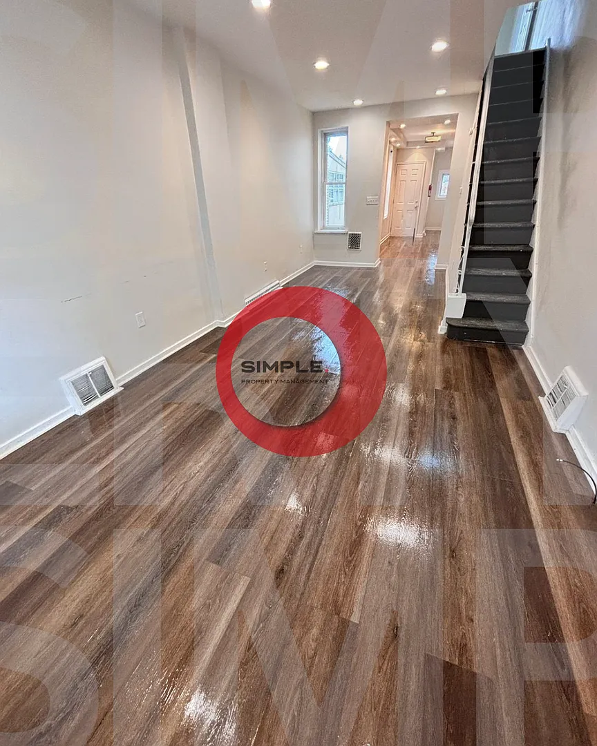 4 bedroom 1 bath house with off street parking — Photo 4