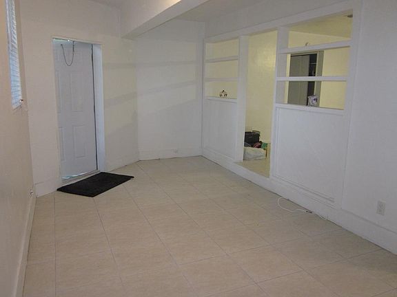 Large Foyer - great for a home office or hobby room or music room or extra guest room!