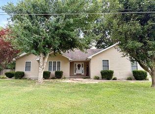 813 Pawnee Dr, Du Quoin, IL 62832