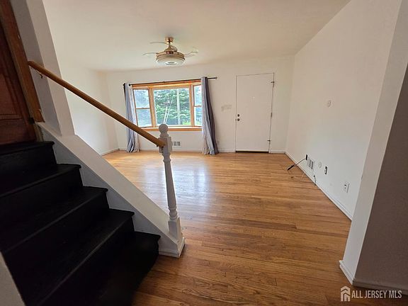 5th image of 24 Louis St
