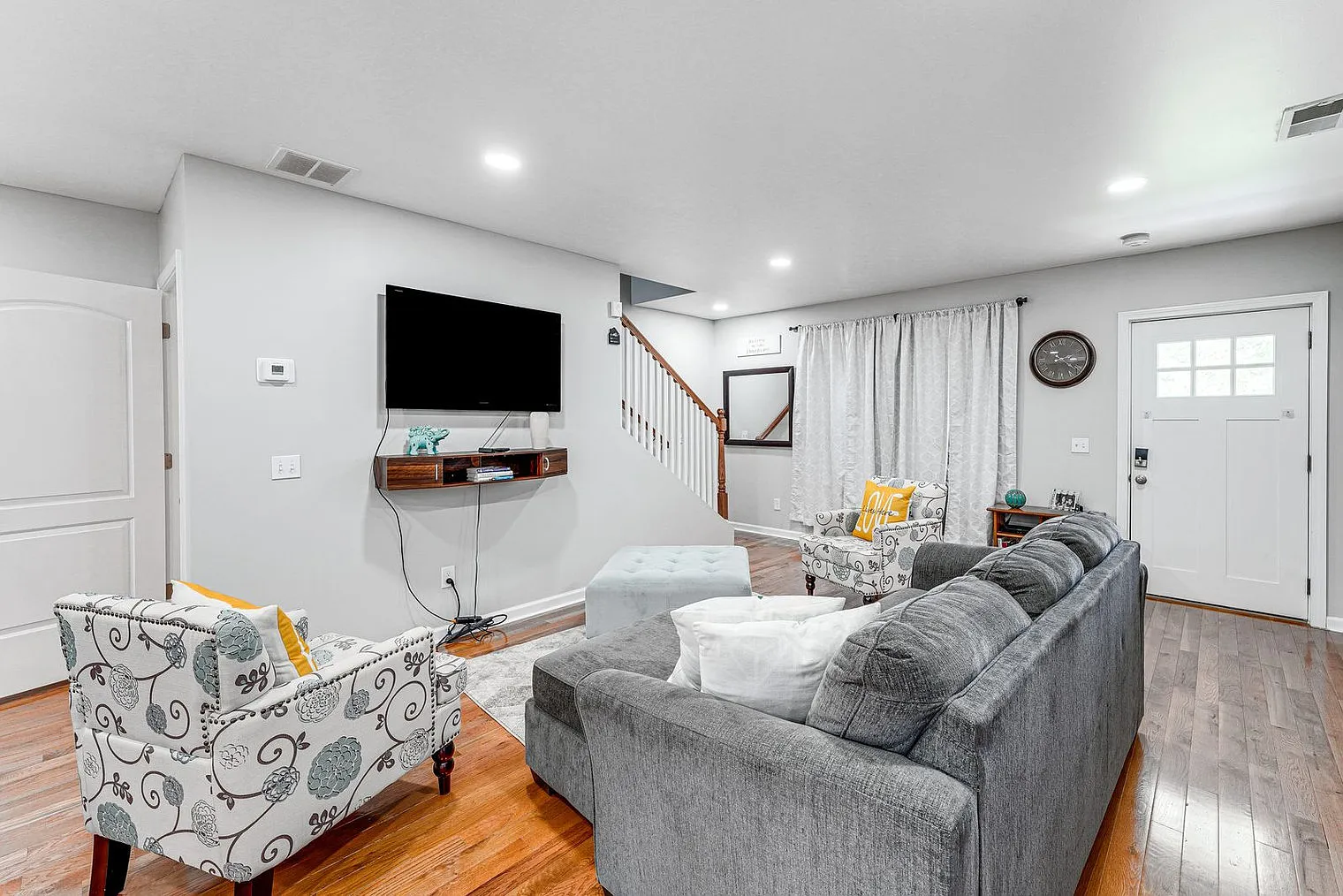3 bed, 1.0 bath, 1388 sqft, $4,718 — Photo 3