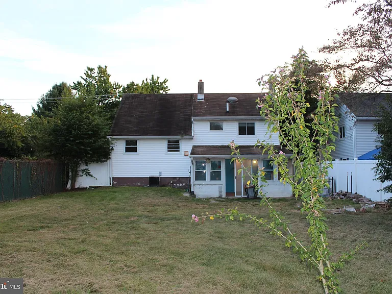 413 Dickinson Rd — Photo 3
