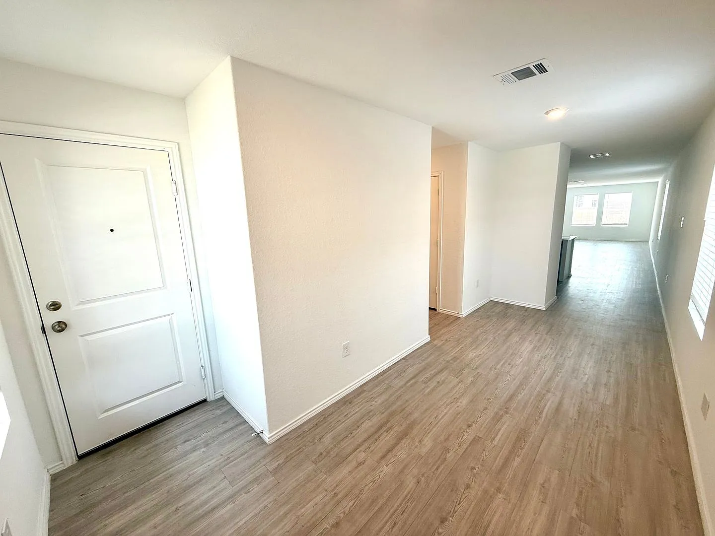 Spacious 4-Bedroom Home with Stainless Steel Appliances & Modern Comforts! — Photo 3