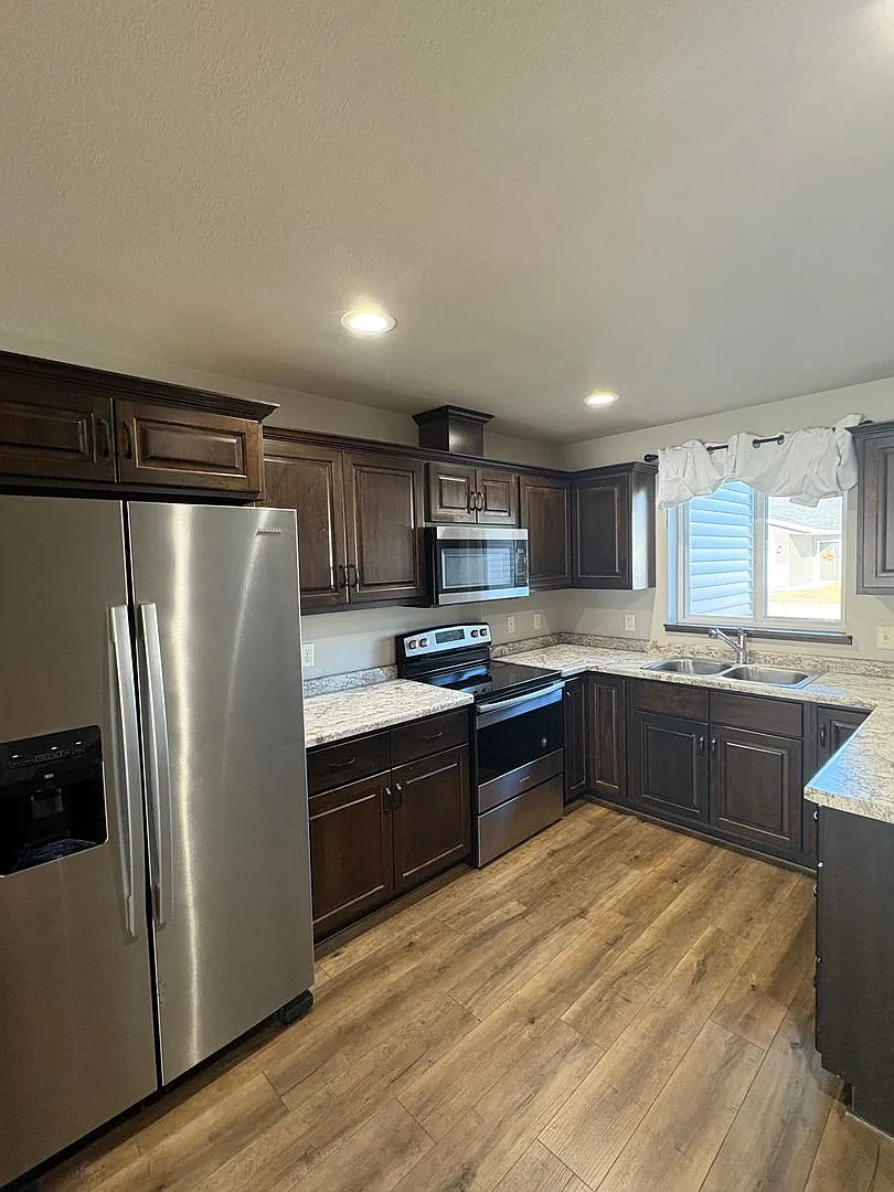 203 N Camelot Ln - Moon Lake 10 Units — Photo 2