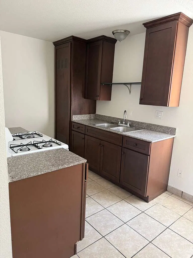 Country Club West Apartments — Photo 1