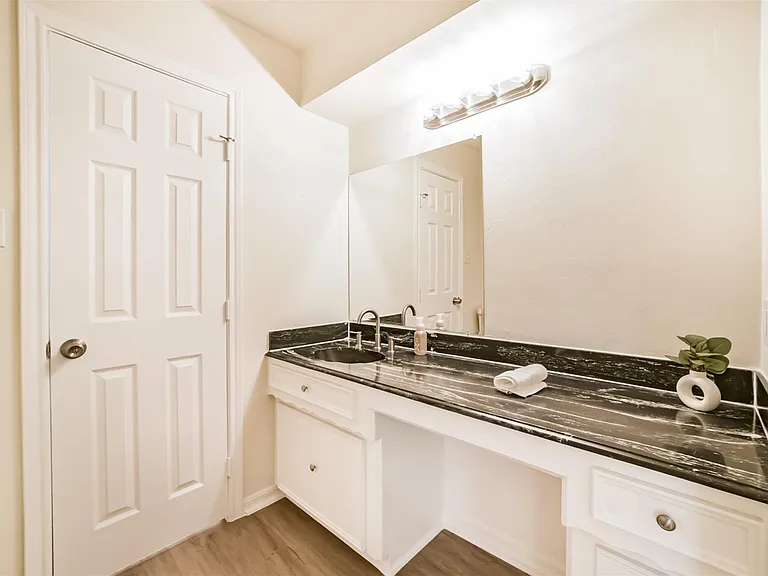 1011 Baltic Ln — Photo 32