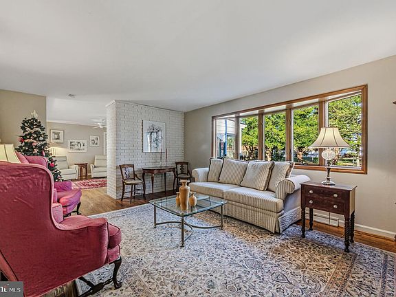 5th image of 104 Country Club Dr
