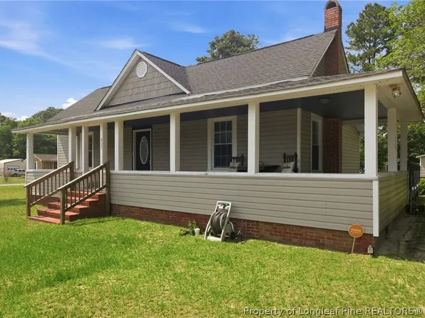 423 E Edinborough Ave, Raeford, NC 28376