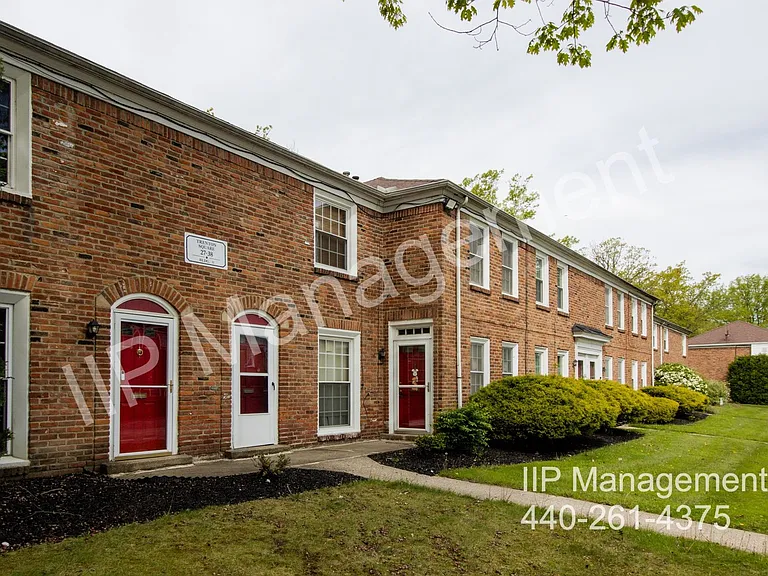 11 Trenton Sq #T-28 — Photo 2