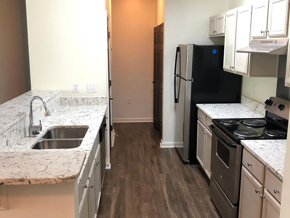 Kitchen - plenty of storage as well as pantry