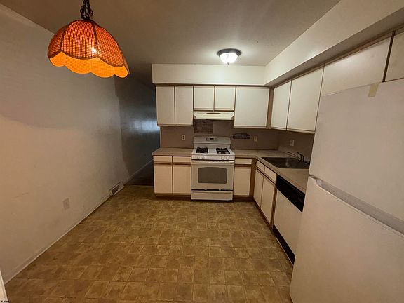 2nd image of 21G A Oyster Bay Rd #21G