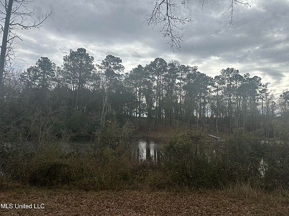 4th image of 90 Augusta Dr