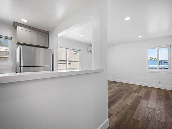 4th image of 1101 N Flower St Unit 1