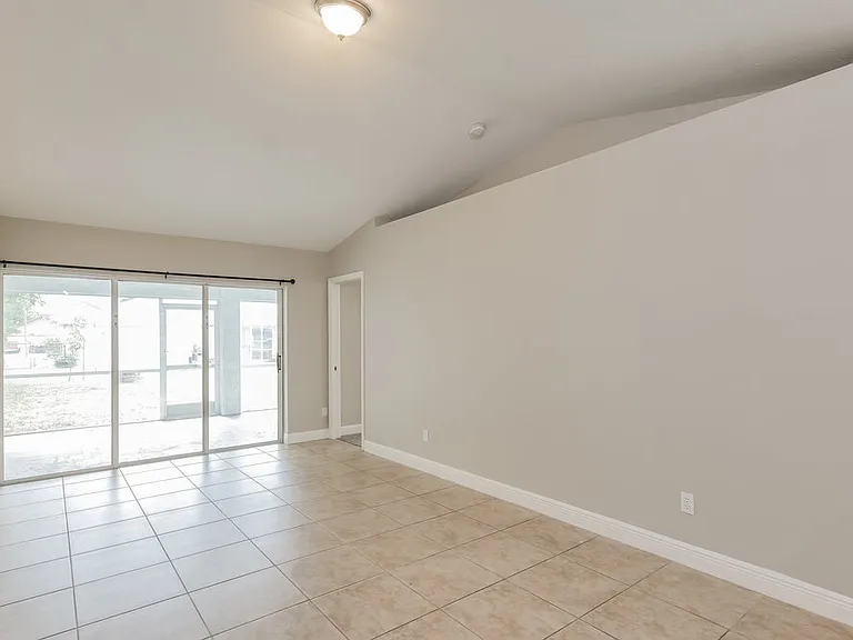 1110 SE 20th Ct — Photo 3