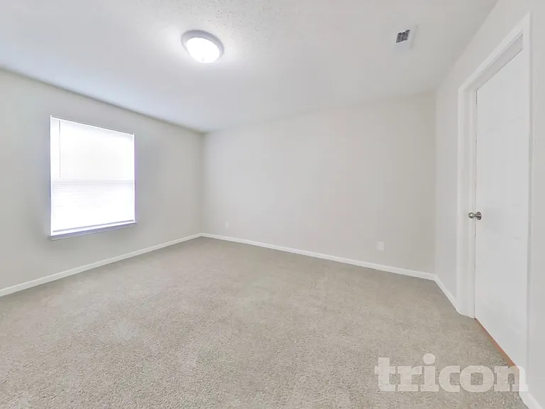 10893 Glenayr Dr — Photo 7