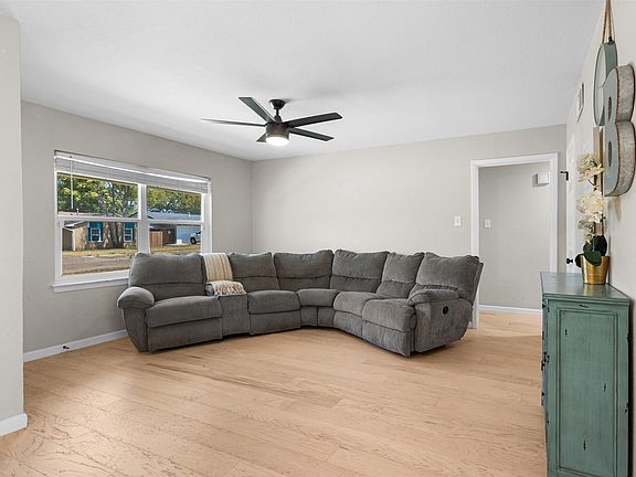3rd image of 634 Midvale Dr