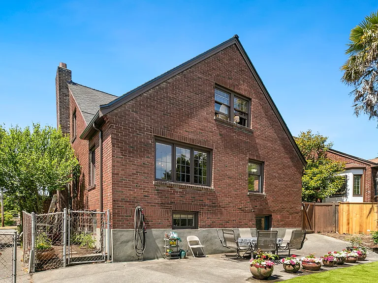 1526 Thorndyke Ave W — Photo 28