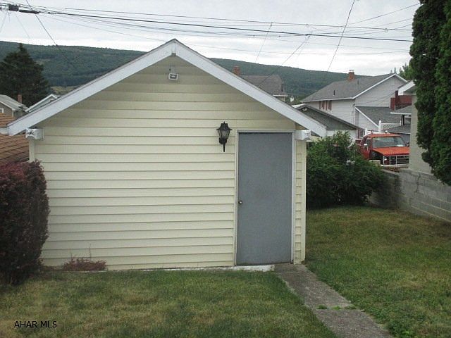 2nd image of 1931 Logan Ave