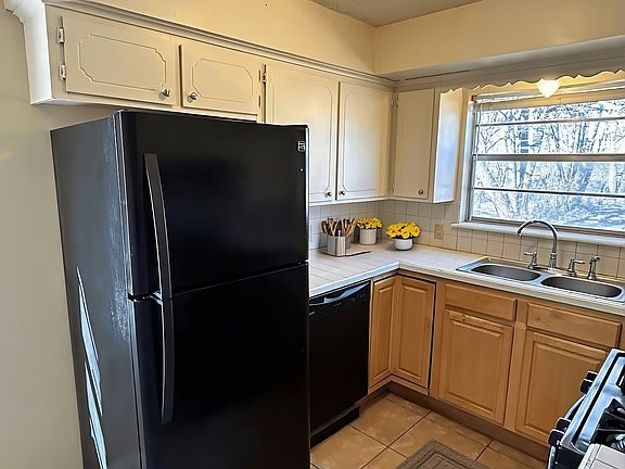 2nd image of 16215 E 1st St